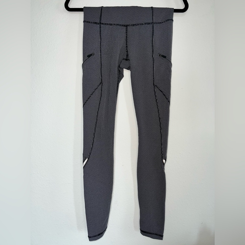 057. Lululemon Cadence Crusher Power Luxtreme Tiny Geo Black White - Size 4